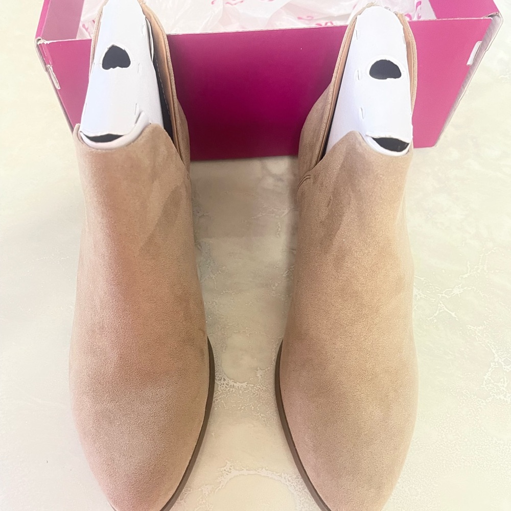 SO Suede Leather Upper Boots Color: Tan Size 10 Medium